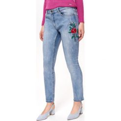 JEANSY DAMSKIE Z HAFTEM. Niebieskie jeansy damskie Top Secret, z jeansu. W wyprzedaży za 49,99 zł.