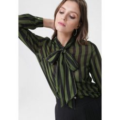 Zielona Koszula Saponaria. Zielone bluzki damskie Born2be, do pracy, s, w paski, klasyczne, z klasycznym kołnierzykiem, z długim rękawem. Za 89,99 zł.