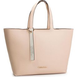 Torebka CALVIN KLEIN - Neat Ew Shopper K60K605056 064. Brązowe torby damskie na zakupy Calvin Klein, bez wzorów, ze skóry ekologicznej, klasyczne, bez dodatków. W wyprzedaży za 439,00 zł.
