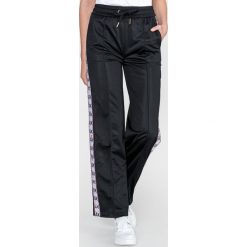 Armani Exchange Spodnie dresowe Czarny. Czarne spodnie damskie Armani Exchange, l, z poliesteru. Za 683,95 zł.