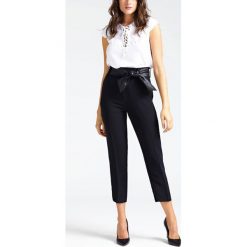 Bluzka Guess W93H81 WAF20. Białe bluzki damskie Guess, s, z aplikacjami, z poliesteru, bez kołnierzyka, bez rękawów. W wyprzedaży za 189,00 zł.