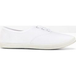 Sneakersy bonprix biały. Białe sneakersy damskie bonprix. Za 34,99 zł.