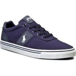 Tenisówki POLO RALPH LAUREN - Hanford A85 Y2139 C0225 A413B 816176919899 Newport Navy. Niebieskie półbuty męskie Polo Ralph Lauren, z aplikacjami, ze skóry ekologicznej, na sznurówki. Za 339,90 zł.
