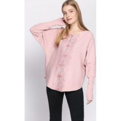 Jasnoróżowy Sweter Vagary. Szare swetry klasyczne damskie Born2be, l, z dekoltem w łódkę. Za 74,99 zł.