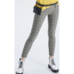 Dopasowane spodnie high waist - Szary. Szare spodnie damskie marki Cropp, z podwyższonym stanem. Za 89,99 zł.