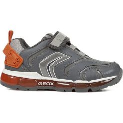 Sneakersy "Android" w kolorze szarym. Szare trampki chłopięce geox kids, bez wzorów, z gumy, bez zapięcia. W wyprzedaży za 159,95 zł.