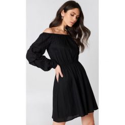 Sukienki: Hannalicious x NA-KD Sukienka z odkrytymi ramionami – Black