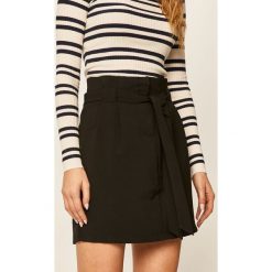 Answear - Spódnica. Czarne spódniczki damskie ANSWEAR, na co dzień, s, bez wzorów, z elastanu, casualowe, mini, rozkloszowane. Za 99,90 zł.