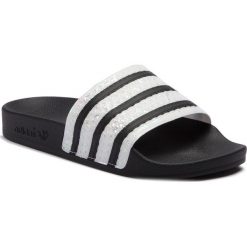 Klapki adidas - adilette W CG6256 Cblack/Cblack/Cblack. Czarne klapki damskie Adidas, bez wzorów, ze skóry ekologicznej, bez obcasa. W wyprzedaży za 159,00 zł.