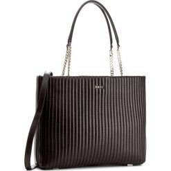 Torebka DKNY - Gansevoort R2108080 Black 001. Czarne torebki klasyczne damskie DKNY, bez wzorów, ze skóry, klasyczne, duże, bez dodatków. W wyprzedaży za 749,00 zł.