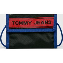 Tommy Jeans - Portfel. Czarne portfele damskie marki Tommy Jeans, z jeansu. W wyprzedaży za 99,90 zł.
