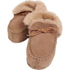 Skórzane buty w kolorze jasnobrązowym do raczkowania. Pomarańczowe buciki niemowlęce Kaiser, z wełny, na sznurówki. W wyprzedaży za 49,95 zł.