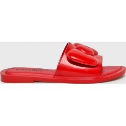 Melissa - Klapki. Czerwone klapki damskie Melissa, bez wzorów, z gumy, bez obcasa, na obcasie. W wyprzedaży za 239,90 zł.