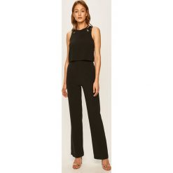 Marciano Guess - Kombinezon. Czarne kombinezony damskie MARCIANO GUESS, na co dzień, z aplikacjami, z poliesteru, casualowe, z okrągłym kołnierzem, z długim rękawem, długie. W wyprzedaży za 399,90 zł.
