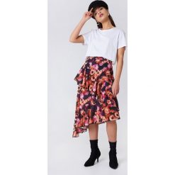NA-KD Boho Asymetryczna spódnica z podwójną falbaną - Pink,Orange. Różowe spódniczki damskie marki NA-KD Boho, bez wzorów, z poliesteru, boho, z podwyższonym stanem, asymetryczne. W wyprzedaży za 36,58 zł.
