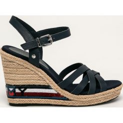 Tommy Hilfiger - Sandały skórzane. Niebieskie koturny damskie TOMMY HILFIGER, bez obcasa, na obcasie, na klamry. W wyprzedaży za 399,90 zł.