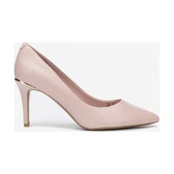 DKNY Randi Czółenka Różowy. Różowe czółenka damskie DKNY, bez wzorów, ze skóry, bez obcasa. Za 481,95 zł.