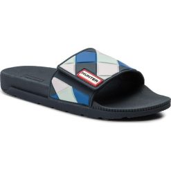 Klapki HUNTER - Adjustable Slide Arrow Print WFD4029EVA Navy. Różowe klapki damskie Hunter, bez wzorów, ze skóry ekologicznej, bez obcasa. W wyprzedaży za 149,00 zł.