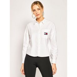 Koszula Tommy Jeans Badge DW0DW07962. Białe bluzki damskie Tommy Jeans, s, bez wzorów, z bawełny, bez kołnierzyka, bez rękawów. W wyprzedaży za 279,00 zł.