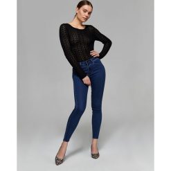 AŻUROWY SWETER. Swetry damskie Top Secret. W wyprzedaży za 49,99 zł.