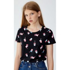 Koszulka z nadrukiem kawy. Czarne t-shirty damskie marki Pull&Bear, z nadrukiem. Za 29,90 zł.