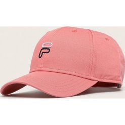 Fila - Czapka. Różowe czapki damskie Fila, z aplikacjami, z bawełny. W wyprzedaży za 69,90 zł.