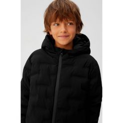 Mango Kids - Kurtka dziecięca Kevin 122-164 cm. Czarne kurtki chłopięce Mango Kids, bez wzorów, z poliesteru, krótkie, z kapturem. Za 199,90 zł.
