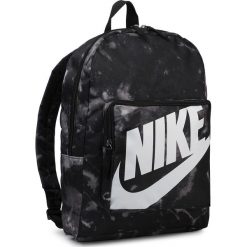 Plecak NIKE - BA5994 010 Czarny. Czarne plecaki męskie Nike, bez wzorów, z materiału, sportowe. Za 119,00 zł.