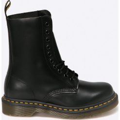 Dr Martens - Buty. Czarne botki damskie na obcasie marki Dr. Martens, z materiału. W wyprzedaży za 499,90 zł.
