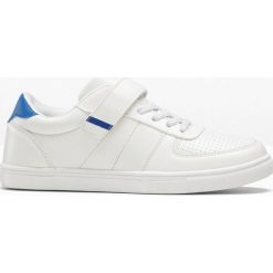 Sneakersy bonprix biały. Białe buty dziewczęce sportowe bonprix, bez wzorów, na sznurówki. Za 59,99 zł.