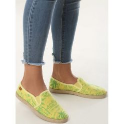 Żółte Espadryle Palm Beach. Żółte espadryle damskie Born2be, z nadrukiem, bez obcasa, na płaskiej podeszwie. Za 29,99 zł.
