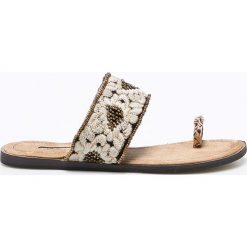 Corina - Klapki Bom Bon Chic. Brązowe klapki damskie marki Corina, z materiału, na płaskiej podeszwie. W wyprzedaży za 84,90 zł.