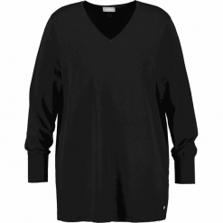 Sweter w kolorze czarnym. Czarne swetry damskie SAMOON, bez wzorów, bez rękawów, bez kaptura. W wyprzedaży za 152,95 zł.
