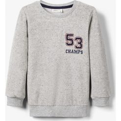 Bluza "Okker" w kolorze szarym. Szare bluzy niemowlęce name it boys, z nadrukiem, bez rękawów, bez kaptura. W wyprzedaży za 45,95 zł.