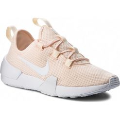 Buty NIKE - Ashin Modern AJ8799 800 Guava Ice/White/White. Brązowe buty sportowe damskie Nike, bez wzorów, z tworzywa sztucznego, bez obcasa, na płaskiej podeszwie, bez zapięcia. W wyprzedaży za 289,00 zł.