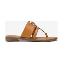 Guess Genera2 Japonki Brązowy. Pomarańczowe klapki damskie Guess, w paski, z materiału, bez obcasa. Za 435,95 zł.