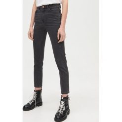 Jeansy high waist z przetarciami - Szary. Szare jeansy damskie Cropp, bez wzorów, z jeansu, z podwyższonym stanem. Za 119,99 zł.