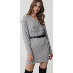 Jasnoszara Tunika Chadstone. Szare tuniki damskie Born2be, na co dzień, s, z aplikacjami, z okrągłym kołnierzem, z długim rękawem. Za 99,99 zł.