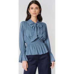 Bluzki damskie: NA-KD Boho Bluzka z wiązaniem na szyi – Blue