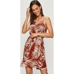 Only - Sukienka. Zielone sukienki damskie ONLY, na co dzień, bez wzorów, z wiskozy, casualowe, bez kołnierzyka, bez rękawów, mini, proste. Za 149,90 zł.