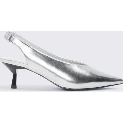 Czółenka: NA-KD Shoes Metaliczne czółenka na niskim obcasie – Silver