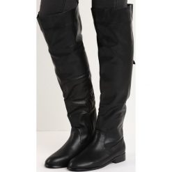 Czarne Kozaki Blend In. Czarne buty zimowe damskie Born2be, z okrągłym noskiem, na płaskiej podeszwie. Za 79,99 zł.