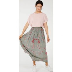 Spódnica - 16-5537B MILITAR. Zielone spódniczki damskie Unisono, s, z nadrukiem, z wiskozy, eleganckie, krótkie, mini. Za 79,00 zł.