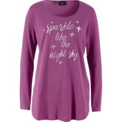 Długi shirt bawełniany z połyskującym nadrukiem bonprix fiołkowy lila z nadrukiem. Fioletowe koszulki damskie marki bonprix, z nadrukiem, z bawełny, bez kołnierzyka. Za 39,99 zł.