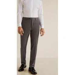 Mango Man - Spodnie Brasilia. Szare spodnie męskie marki Mango Man, na co dzień, bez wzorów, z elastanu, casualowe. Za 199,90 zł.