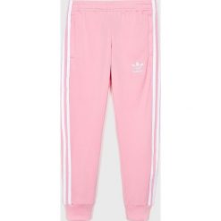 Adidas Originals - Spodnie dziecięce 128-164 cm. Różowe spodnie dziewczęce adidas Originals, z poliesteru, casualowe. W wyprzedaży za 139,90 zł.