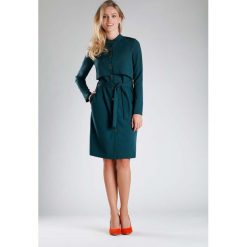 Zielona Elegancka Szmizjerka na Stójce. Zielone sukienki damskie Molly.pl, na co dzień, s, w paski, eleganckie, ze stójką, z długim rękawem, długie, proste. Za 179,90 zł.