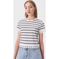 T-shirt z koronkowym zdobieniem - Biały. Białe t-shirty damskie Sinsay, s, z aplikacjami, z koronki, bez kołnierzyka. Za 24,99 zł.