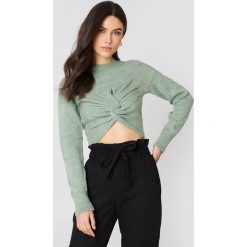 NA-KD Dzianinowy sweter kopertowy - Green. Zielone swetry klasyczne damskie marki NA-KD, z dzianiny, z kopertowym dekoltem. W wyprzedaży za 36,59 zł.