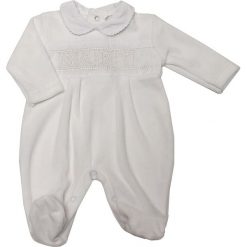 Śpioszki "Baby" w kolorze białym. Białe śpiochy niemowlęce Just Too Cute, z haftami. W wyprzedaży za 42,95 zł.